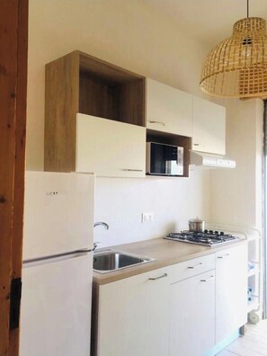 Frigorifero, microonde, forno, piano cottura