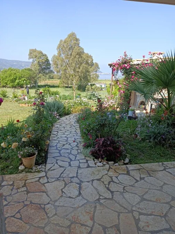 Apartment | Property grounds - Captivating 1-bed Apartment in Lefkada (Aktio-Vonitsa)