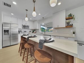 Køleskab, mikrobølgeovn, ovn, kogeplade