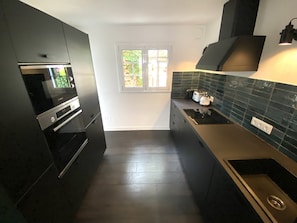 Een koelkast, een microgolfoven, een oven, een kookplaat