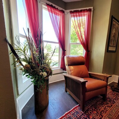 Historic Western Oasis w/AC & Parklike Backyard