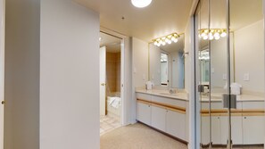 Shower, hair dryer, towels - 1 bedroom / 1 bathroom Suite, Marquise 313, Pool, Ski in/Ski out on Blackcomb Mountain (Whistler)