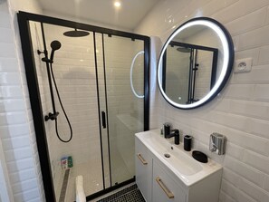 Douche, sèche-cheveux, serviettes fournies, savon