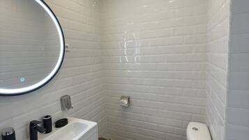 Een douche, een haardroger, handdoeken, zeep