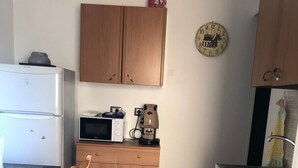 Kaffetrakter/tekoker, kjøleskap, mikrobølgeovn og kokeplater