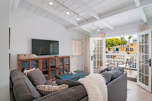 Smart TV - Walk to Beach | AC | Patio (Carlsbad)