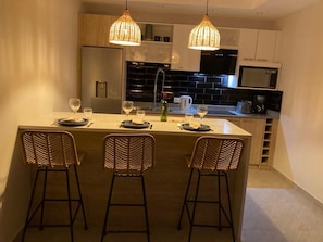 Réfrigérateur, four à micro-ondes, un four, surface de cuisson