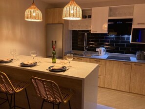 Réfrigérateur, four à micro-ondes, un four, surface de cuisson