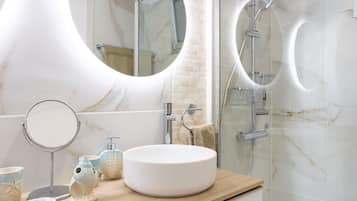 Een douche, een haardroger, handdoeken, zeep