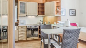 Mikrobølgeovn og kjøkkenutstyr