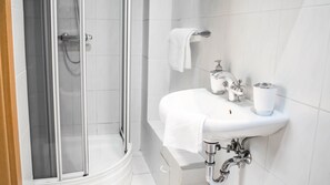 Douche, serviettes fournies