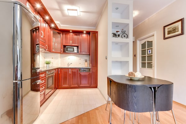 Dishwasher, cookware/dishes/utensils
