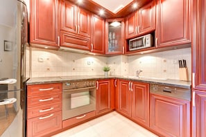 Dishwasher, cookware/dishes/utensils
