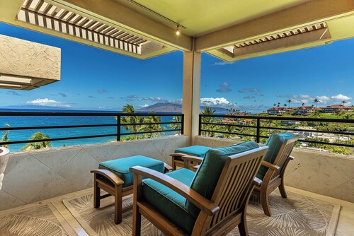 Oceanfront Maui condo w/ sunset lanai and pool access
