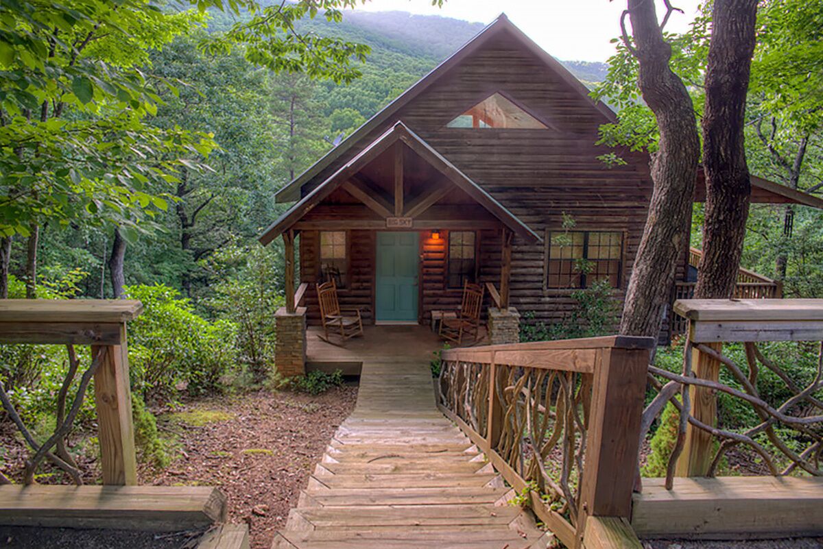 Big Sky- Luxury Couples Cabin with Views of Mt Yonah and Hot tub