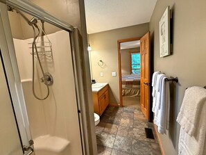 Une salle de bain équipée d’une douche, de toilettes, d’un lavabo et d’un porte-serviettes.