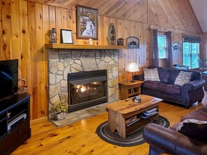 テレビ、暖炉、テーブルサッカー台