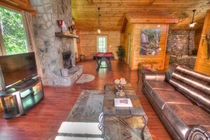 Een televisie en een open haard