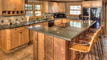 冷蔵庫、電子レンジ、オーブン、コンロ