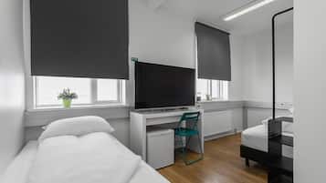 Habitación cuádruple, baño compartido | Minibar, escritorio, cortinas blackout y insonorización