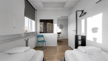 Minibar, escritorio, cortinas blackout y sistema de insonorización