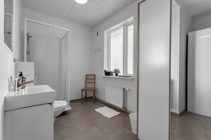 Bathroom shower - Bank Guesthouse (Reykjanesbær)