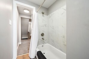 Badewanne, Haartrockner, Handtücher, Seife