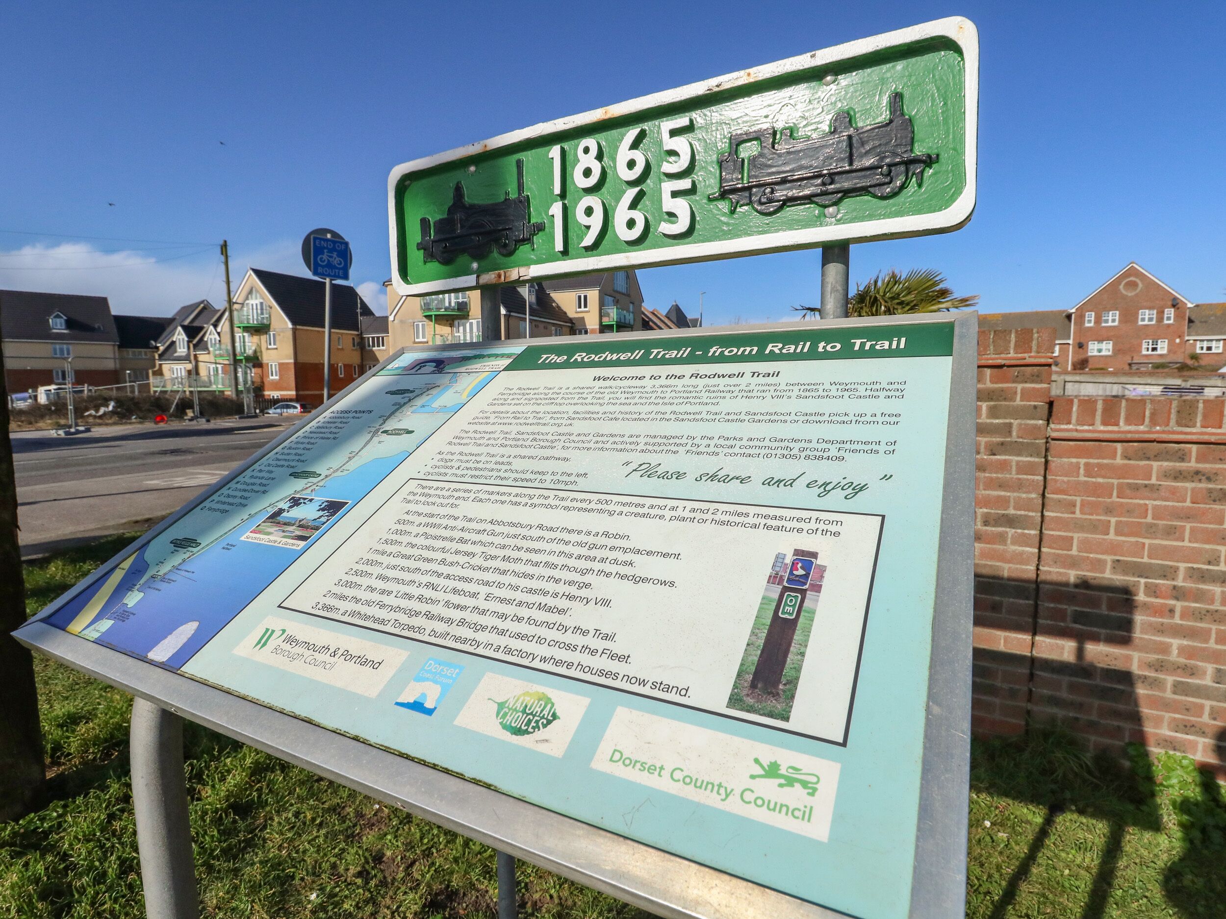 Un panneau d’information historique présente des renseignements sur le sentier de Rodwell, notamment une chronologie allant de 1865 à 1965, et mentionne la participation du conseil municipal de Weymouth et de Portland ainsi que du conseil du comté du Dorset.