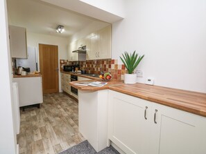 Casa de campo | Cocina privada | Refrigerador, lavavajillas, tetera eléctrica y tostadora 