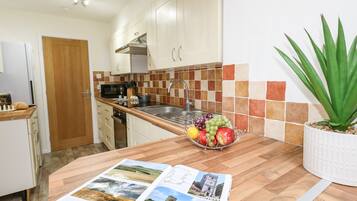 Cottage | Private kitchen | Fridge, dishwasher, electric kettle, toaster