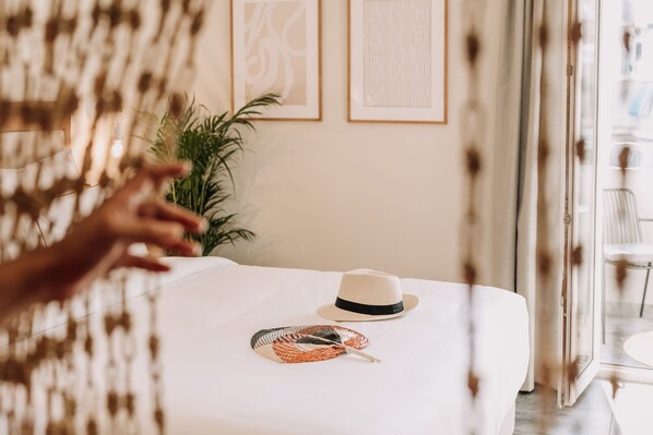 Urban Room | Desk, free WiFi, bed sheets - Dave by the Beach Loutraki (Loutraki-Agioi Theodoroi)