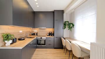 Appartement Luxe, 4 chambres, non-fumeurs, balcon | Cuisine privée | Grand réfrigérateur, micro-ondes, four, plaque de cuisson