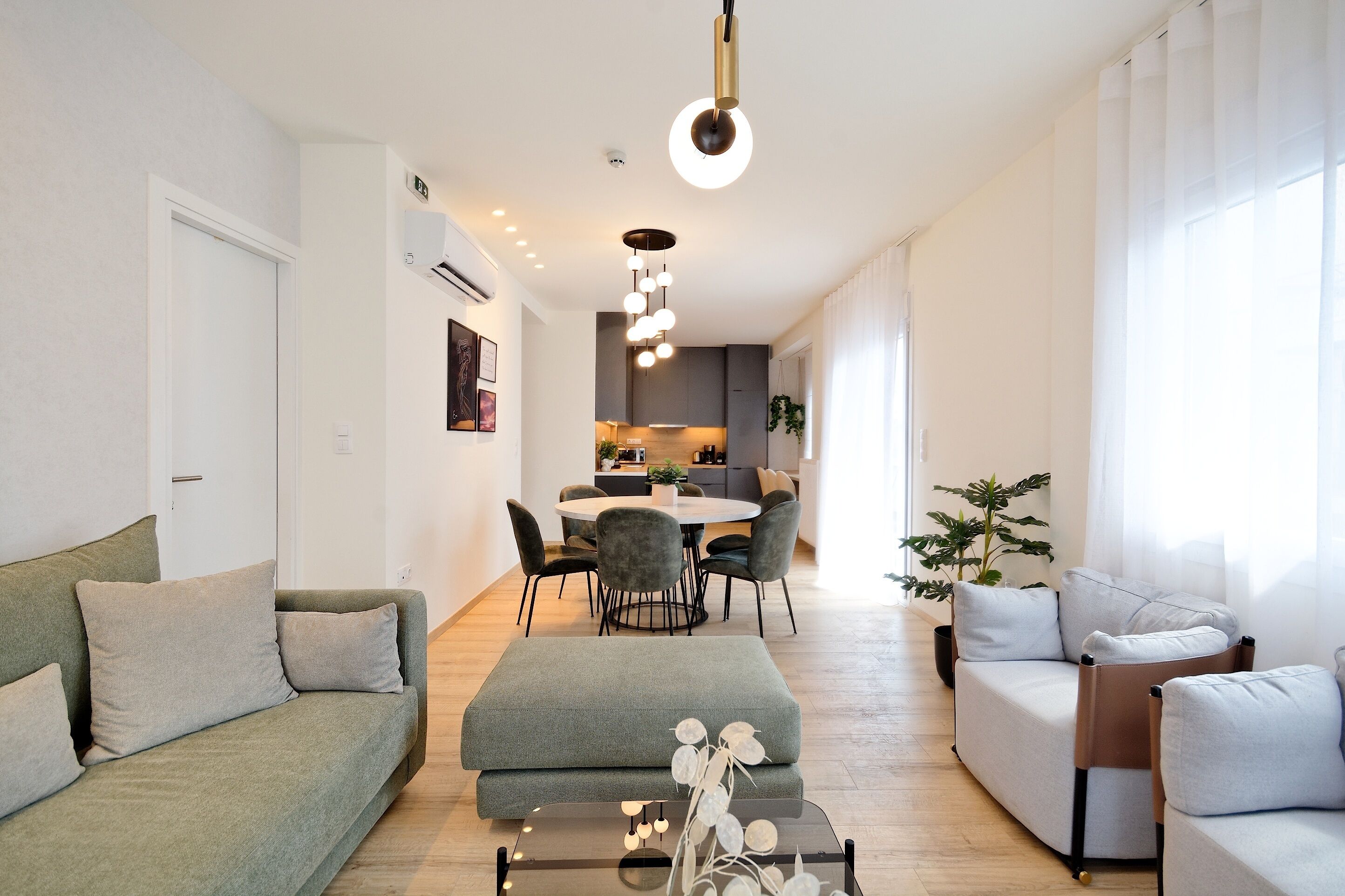 Appartement Luxe, 4 chambres, non-fumeurs, balcon | Coin séjour | TV connectée de 40 pouces avec chaînes numériques, télévision