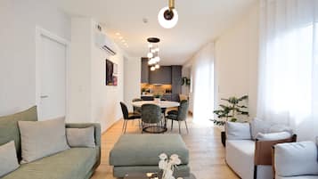 Appartement Luxe, 4 chambres, non-fumeurs, balcon | Coin séjour | TV connectée de 40 pouces avec chaînes numériques, télévision