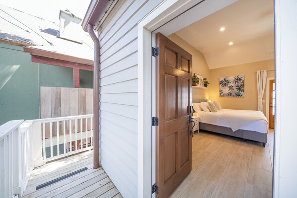 Un dormitorio con cama, mesitas de noche y un cuadro en la pared.