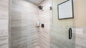 Douche, sèche-cheveux, serviettes fournies