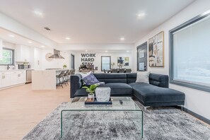 Living area - ⚫️The Blaque Haus'|Designer Home|Downtown Dallas⚫️ (Dallas)