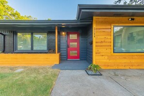 Exterior detail - ⚫️The Blaque Haus'|Designer Home|Downtown Dallas⚫️ (Dallas)