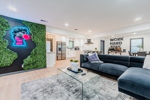 Living area - ⚫️The Blaque Haus'|Designer Home|Downtown Dallas⚫️ (Dallas)