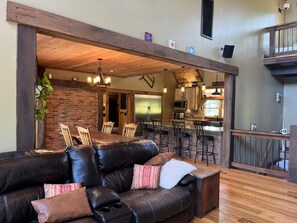 Smart TV, chimenea, tenis de mesa y libros