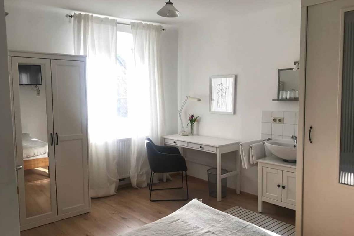 Escritorio, wifi gratis y ropa de cama
