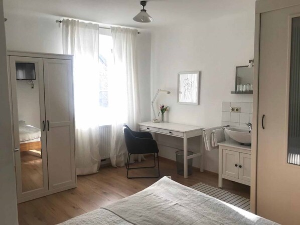 Double Room | Desk, free WiFi, bed sheets - Gästehaus Lurger (Krems an der Donau)