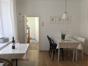 Fridge, microwave, stovetop, dishwasher - Gästehaus Lurger (Krems an der Donau)