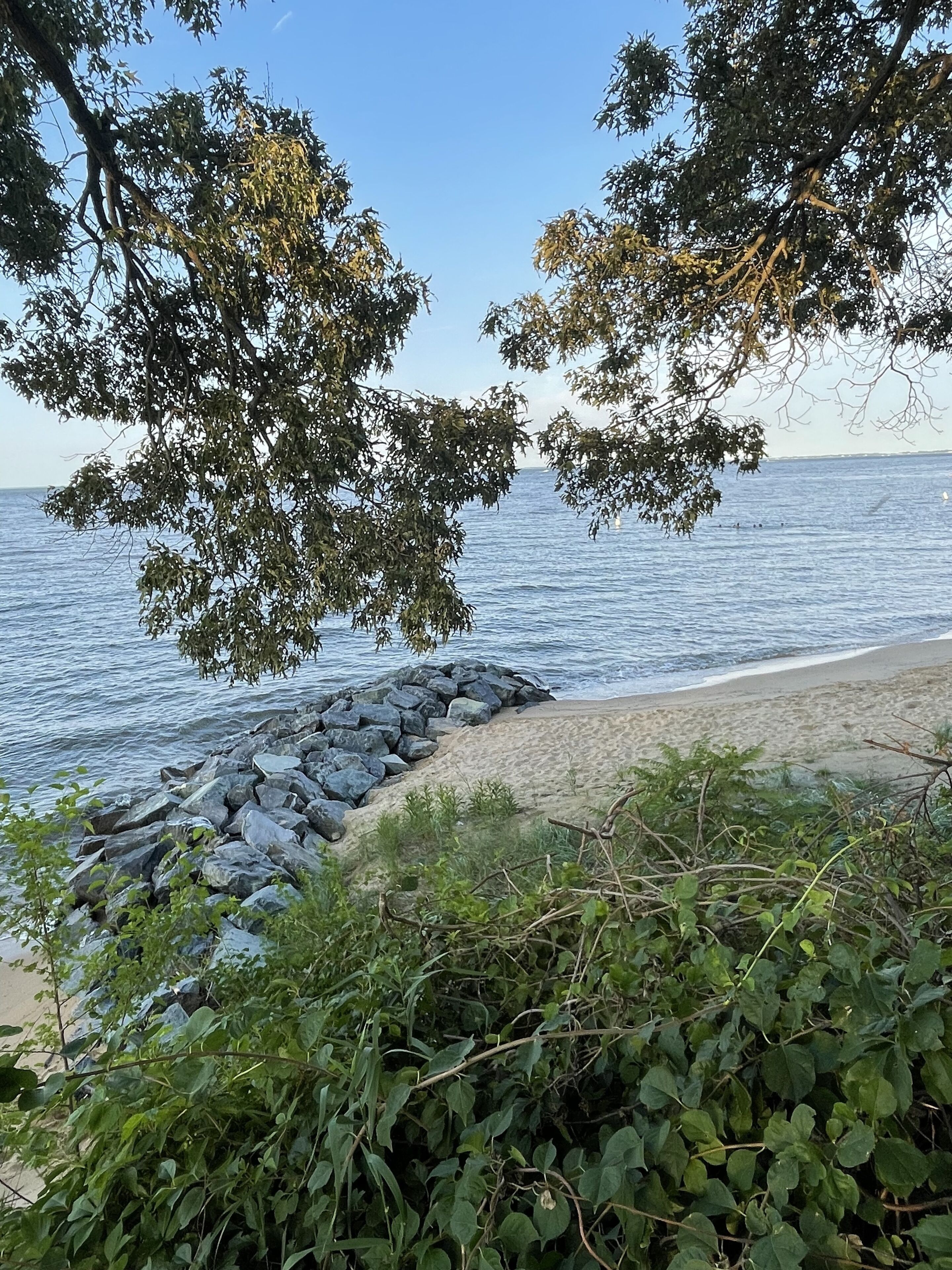 Beach nearby, sun-loungers, beach towels