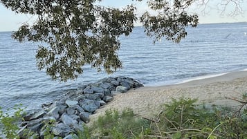 Beach nearby, sun-loungers, beach towels