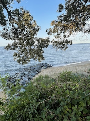 Beach nearby, sun-loungers, beach towels