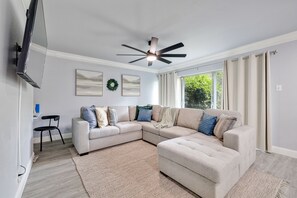 Living area - 🤯✅5⭐️WOW, BRAND NEW, LUX AT&T DFW HOME - BOOK NOW✅* (Grand Prairie)