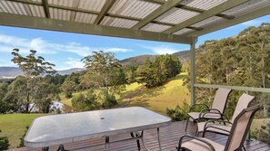 Outdoor dining - Valley Vista - Three bedroom villa located on golf course with amazing views! (Kangaroo Valley)