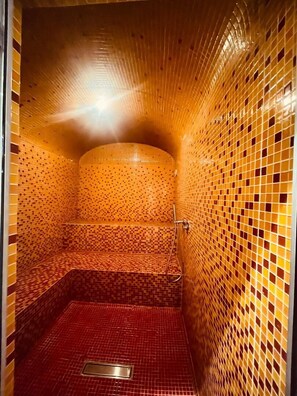 Behandelingskamers voor koppels, een Turks bad/hammam