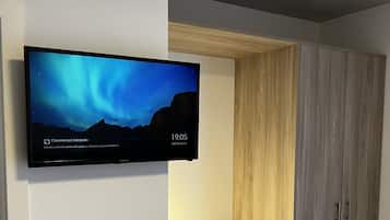 Deluxe Room | Premium bedding, down comforters, pillowtop beds, desk